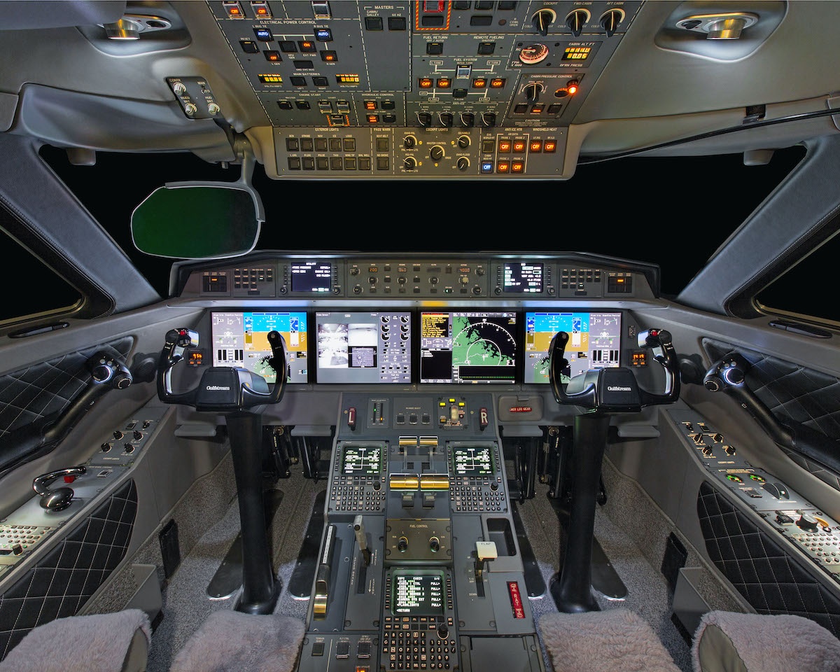 Cockpit of the Gulfstream G650 jet on Freestream